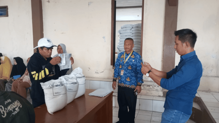 Bantuan Pangan Tiga Bulan Disalurkan di Pasirbaru, Camat Cisolok Pastikan Tepat Sasaran