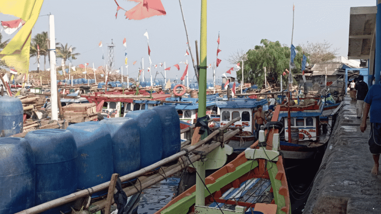 Kapal Nelayan Sulit Keluar Saat Air Surut, Pendangkalan Dermaga Palabuhanratu Kian Parah akibat Sedimentasi