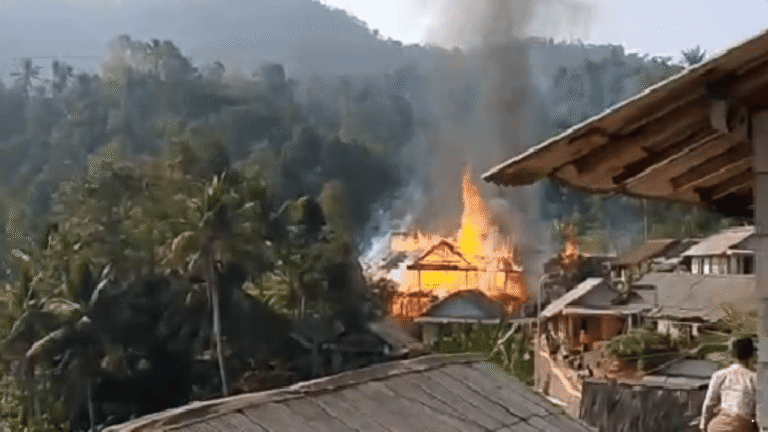 Kebakaran Hanguskan Rumah Putra Ketua Adat Kasepuhan Sinar Resmi Sukabumi