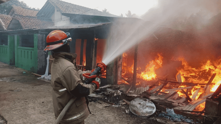 Kebakaran di Palabuhanratu Sukabumi, 2 Rumah Rusak dan Motor Baru Ikut Terbakar