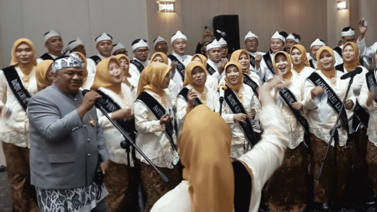Ketua DPRD Sukabumi Ikut Bernyanyi Bersana Bapeni, Paripurna HJKS ke-156 Mendadak Cair