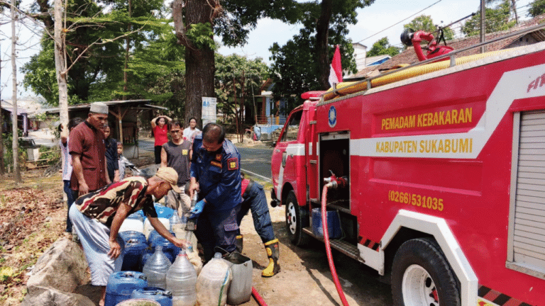 Warga Bantargadung Kesulitan Air Bersih Saat Kemarau, Damkarmat Sukabumi Distribusikan 2.500 Liter