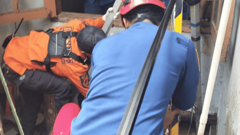 Damkarmat Bantu Evakuasi Ketua RT di Nagrak Sukabumi yang Ditemukan Meninggal dalam Sumur Diduga Terpapar Gas Beracun