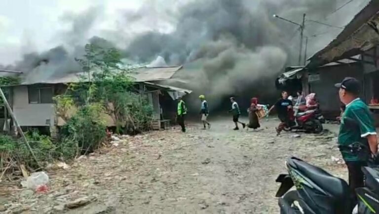 Api Lahap 10 Ruko di Pasar Surade Sukabumi, Kerugian Capai Rp1 Miliar