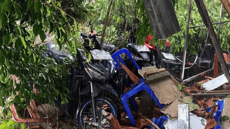 Hujan Angin Tumbangkan Pohon Beringin di SMAN 1 Cicurug, 2 Mobil dan 10 Motor Tertimpa