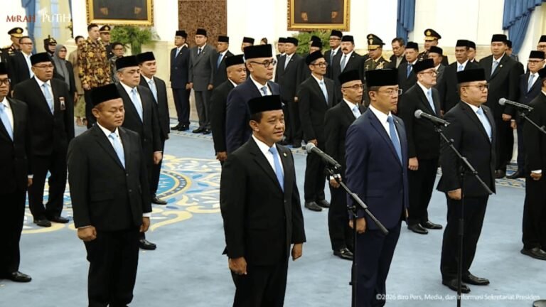 Reshuffle Kabinet, Prabowo Lantik 18 Pejabat Baru Termasuk Kapolri